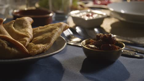 mesa familiar musulmana en casa preparada para la comida iftar rompiendo el ayuno diario durante el ramadán 1