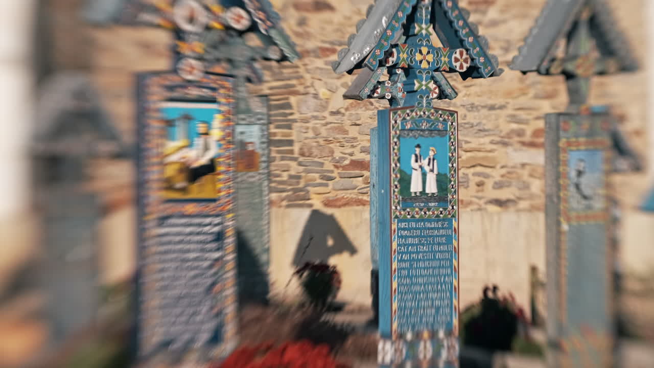 VISEU DE SUS, ROMANIA - 29 OTTOBRE 2021: Vista delle lapidi nel Cimitero allegro. Effetto Lensbaby