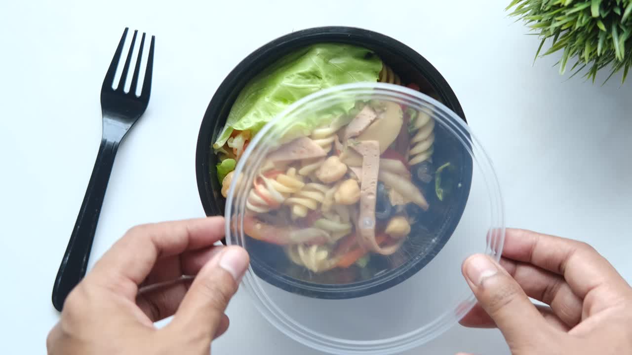 데려가는 용기 에 있는 파스타 러드