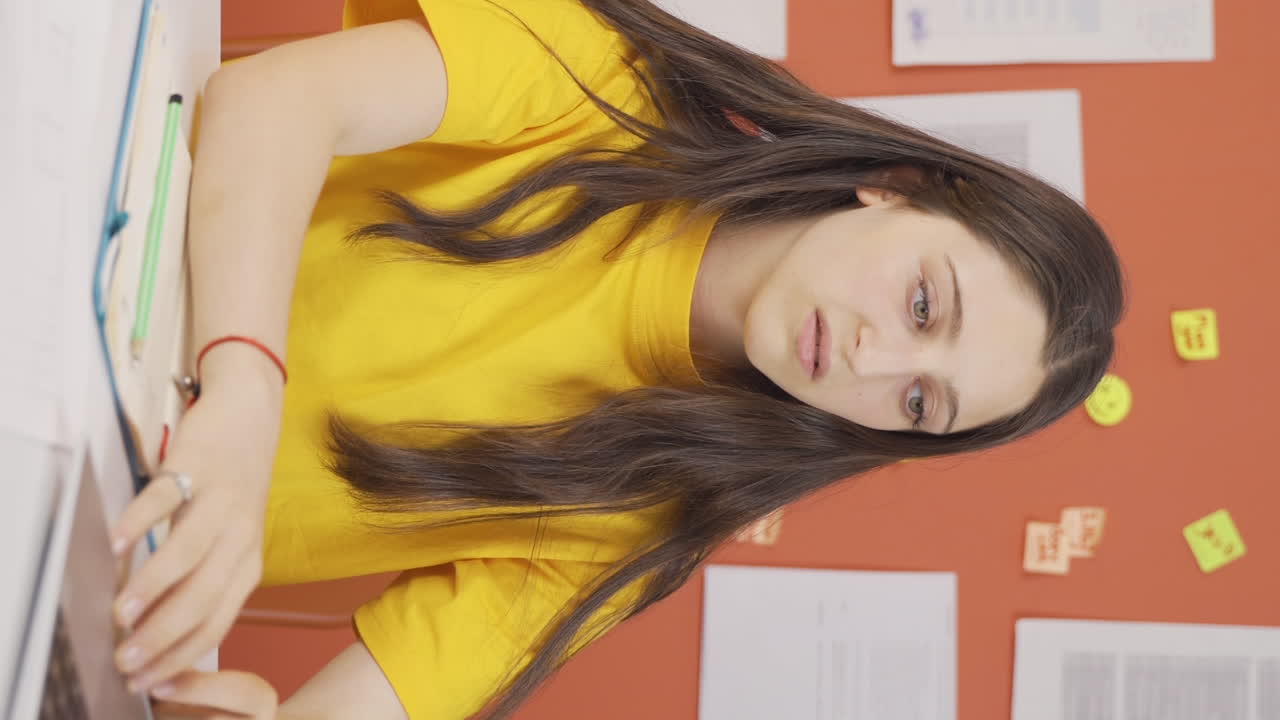 el video vertical de la niña está frustrado.