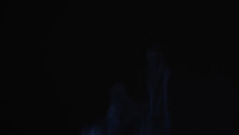 video de granos de arena azul arrojados al aire y espacio de copia en fondo negro