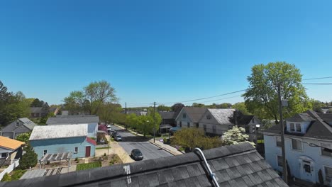 vecindario de sobrevuelo aéreo con paneles solares en el techo durante un día soleado en los suburbios estadounidenses