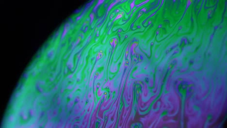 scatti stabili in 4k di palloncini di sapone che mostrano i colori del macro mondo attraverso una prospettiva al microscopio