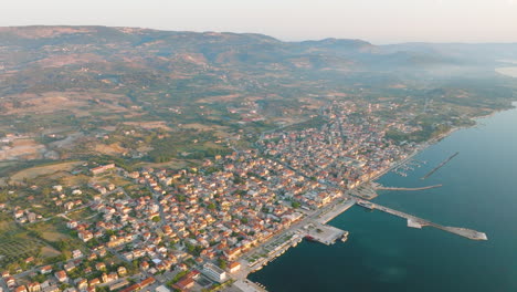 vista aérea de una ciudad costera en grecia