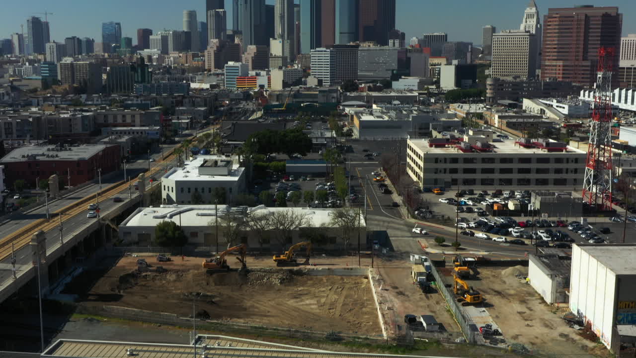 revelación del centro de los ángeles desde un ferrocarril abandonado en un cielo azul día soleado california ee.uu.