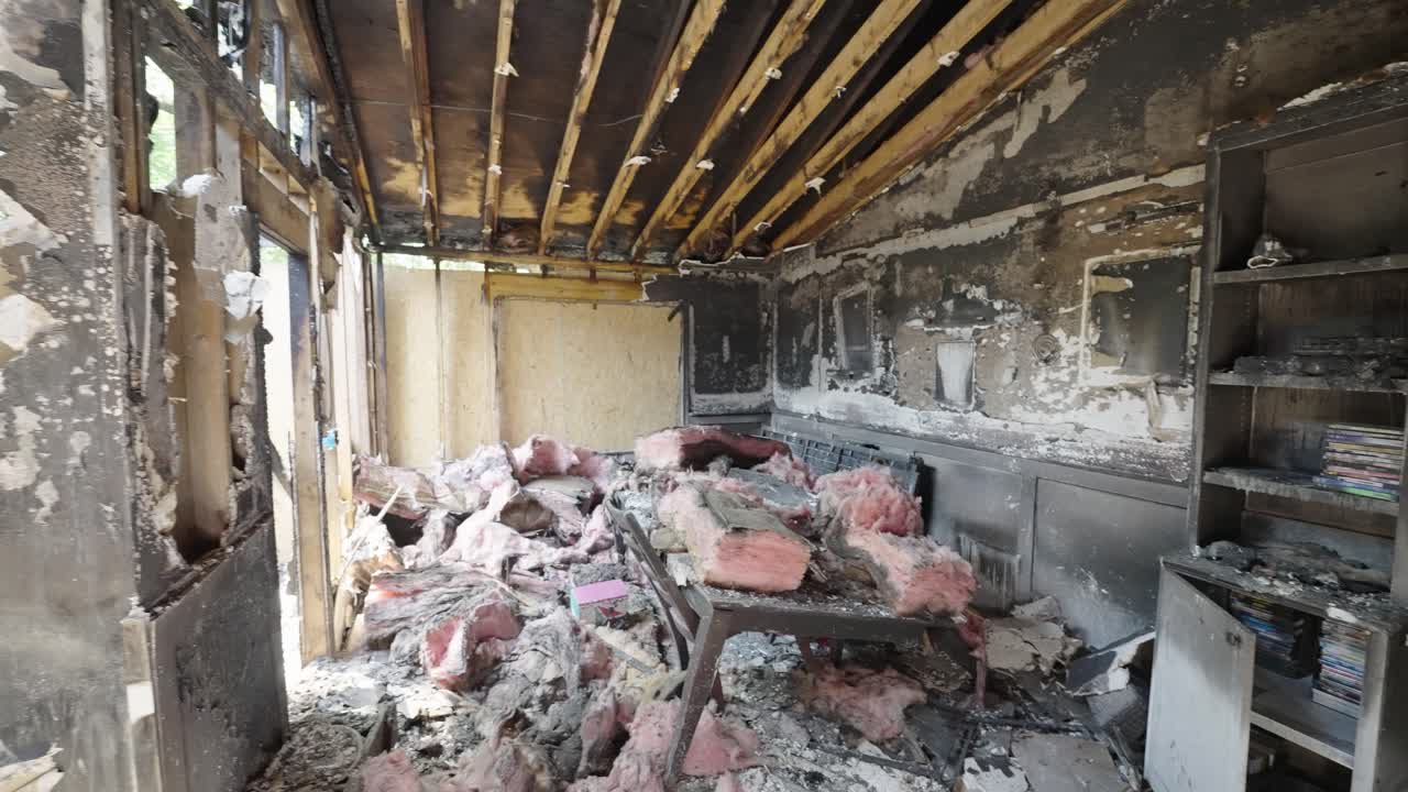 집 화재 후 불타버린 집 의 폐허