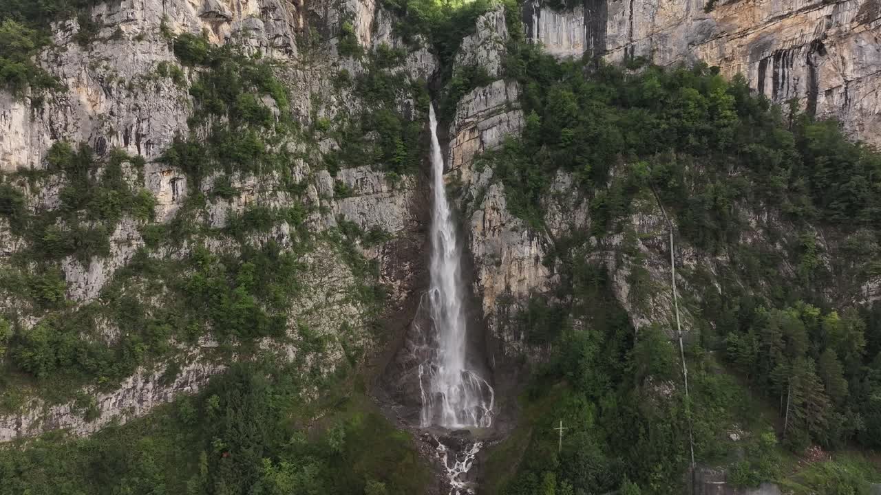 Cachoeira Seerenbachfälle em cascata na exuberante paisagem suíça, com uma atmosfera serena.