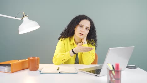 Mujer-Joven-Cansada-En-La-Computadora-Portátil.