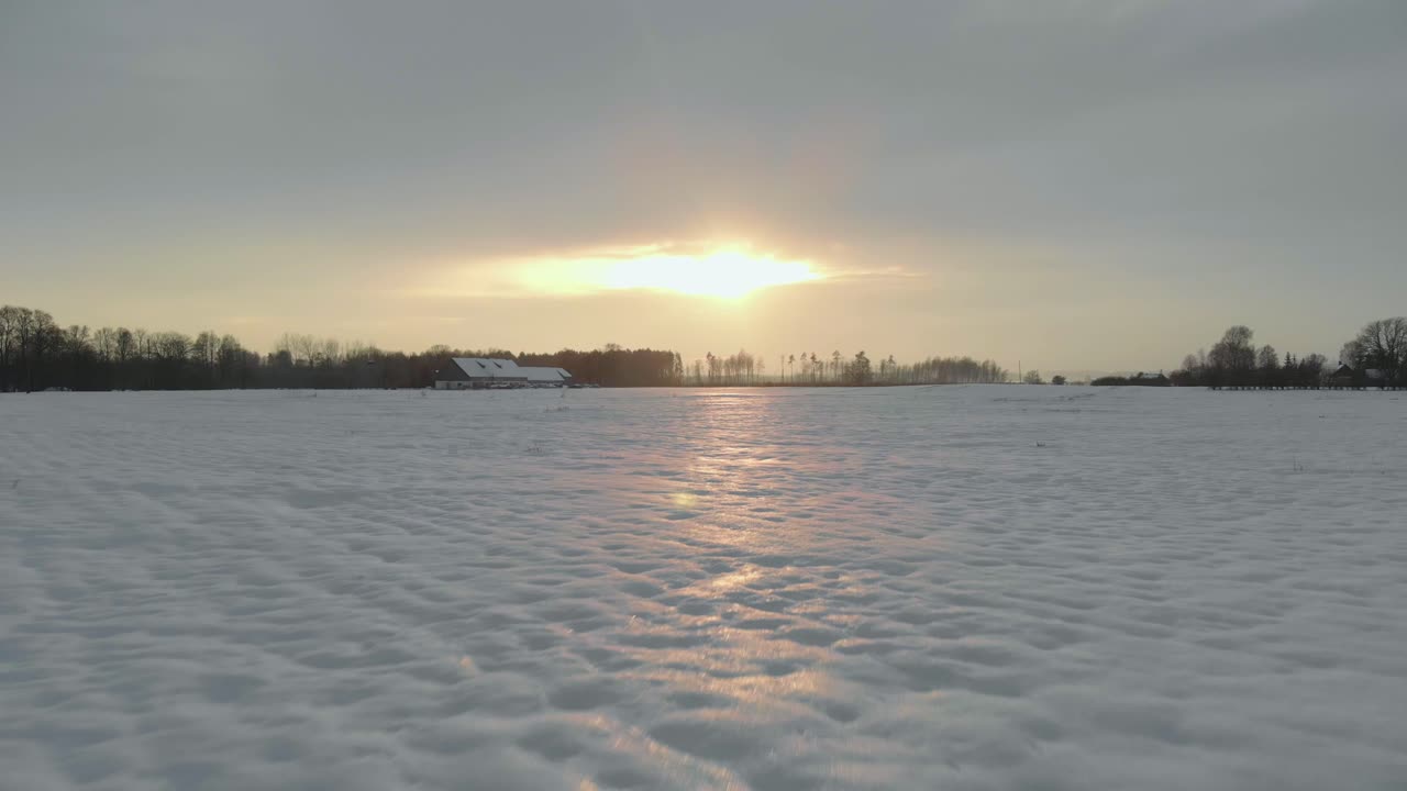 일몰, 북부 유럽, 앞으로 눈 덮인 하얀 들판의 낮은 각도 공중 전망