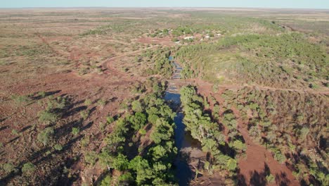 imágenes aéreas sobre pozos de agua en el arroyo wattie con la comunidad de daguragu en el fondo, territorio del norte, australia