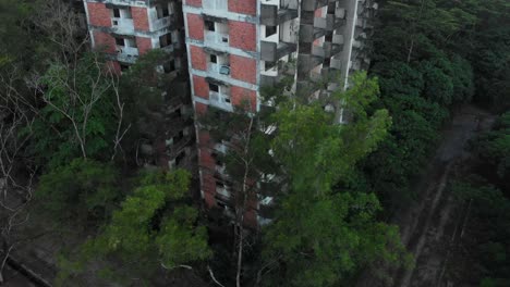 Reveal-shot-of-famous-Highland-tower-at-Kuala-lumpur,-aerial