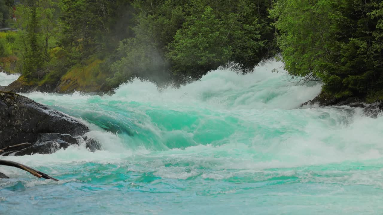 Dağ nehri, Norveç'in güzel doğal manzarası. Lovatnet gölü (aynı zamanda Loenvatnet), Norveç'in Vestland eyaletindeki Stryn belediyesinde bulunan bir göldür.
