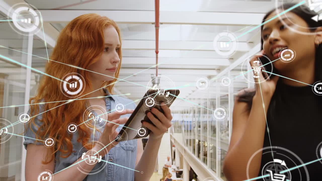 태블릿과 스마트 폰을 사용하는 사업가 여성에 대한 아이콘과 연결 네트워크의 애니메이션