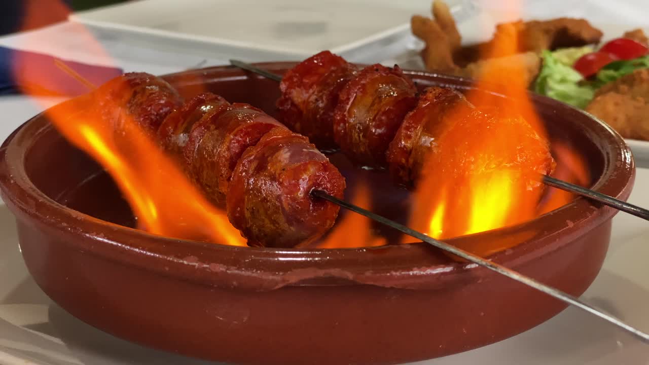 horizonte en llamas una vasija de cerámica en cámara lenta