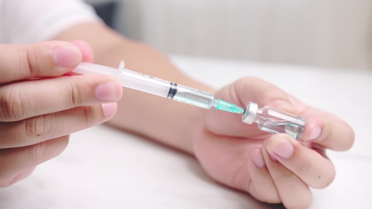 흡입 백신 앰플을 수행하는 남자