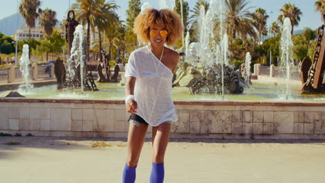 Hermosa-Chica-Con-Corte-De-Pelo-Afro-En-Patines