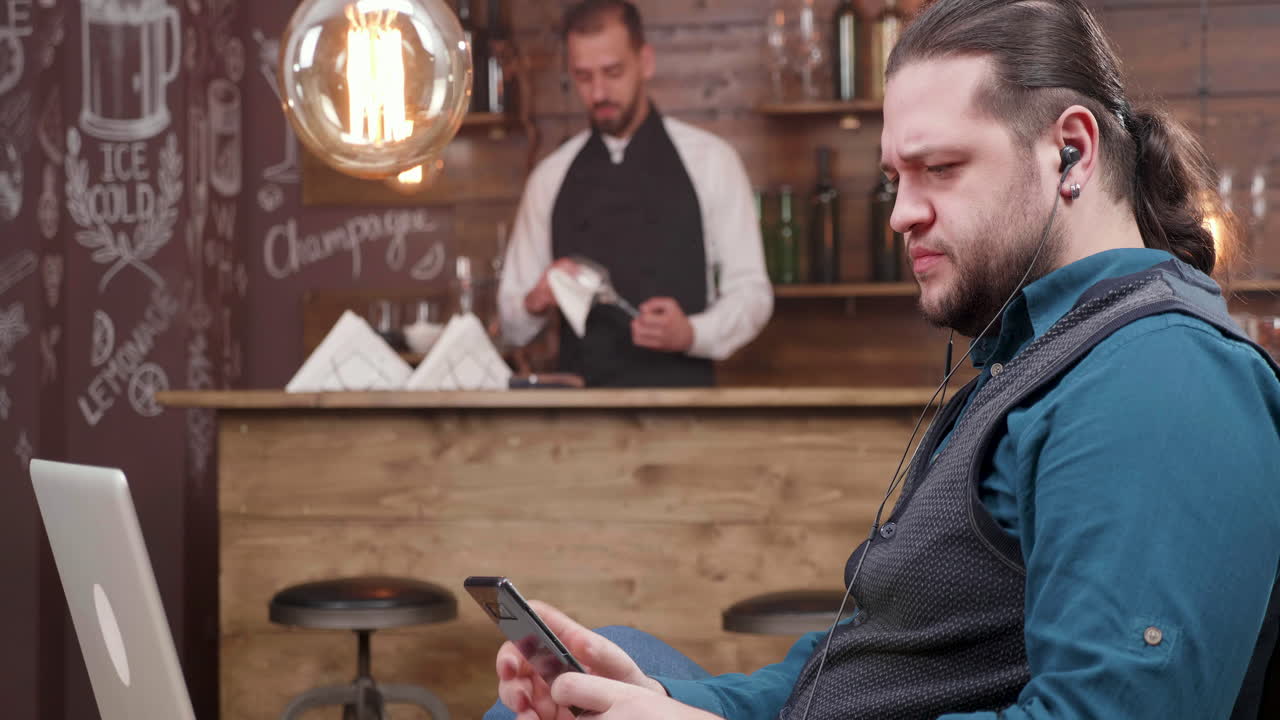 Man working on laptop in a cafe