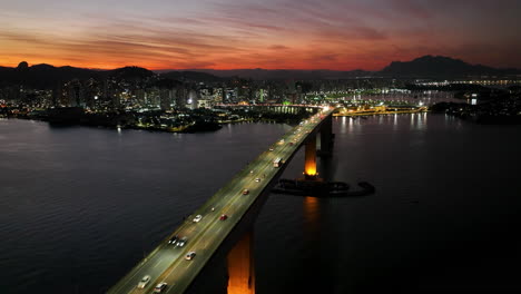 Sonnenuntergangnachtbrücke-In-Vitoria-Espirito-Santo-Brasilien