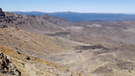 Weite-Aussicht-Auf-Vulkangestein-Und-Asche,-Schwenk-Vom-Berggipfel