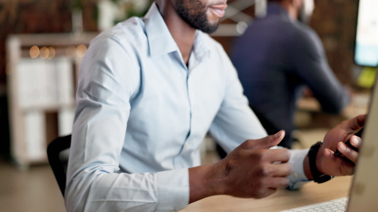 llamada telefónica, feliz y hombre de negocios hablando
