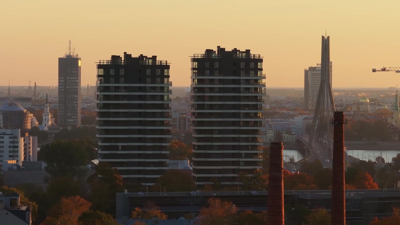 Manhã Dourada de Outono Sobre o Centro de Riga e a Ponte Vanšu, Vista da Letônia