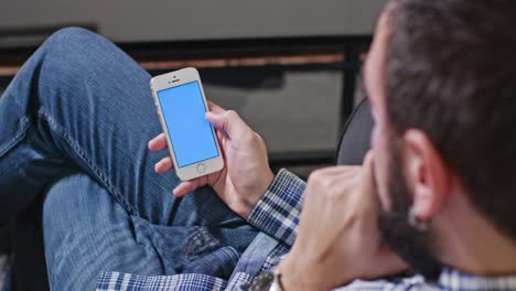 teléfono con pantalla azul