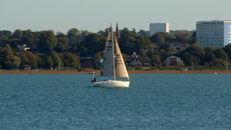 plan de tiro de los bloques de la torre de weston con pequeñas velas de velero en el marco en solent southampton