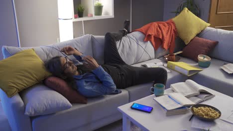 el hombre perezoso duerme y apaga la alarma.