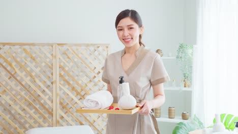 치료 트레이 를 들고 있는 스파 치료사