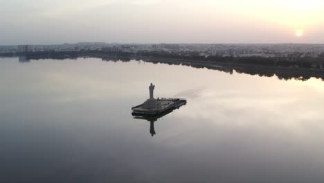 hermoso amanecer aéreo sobre la ciudad india de hyderabad imágenes cinematográficas de la zona más famosa de hyderabad, el lago hussein sagar