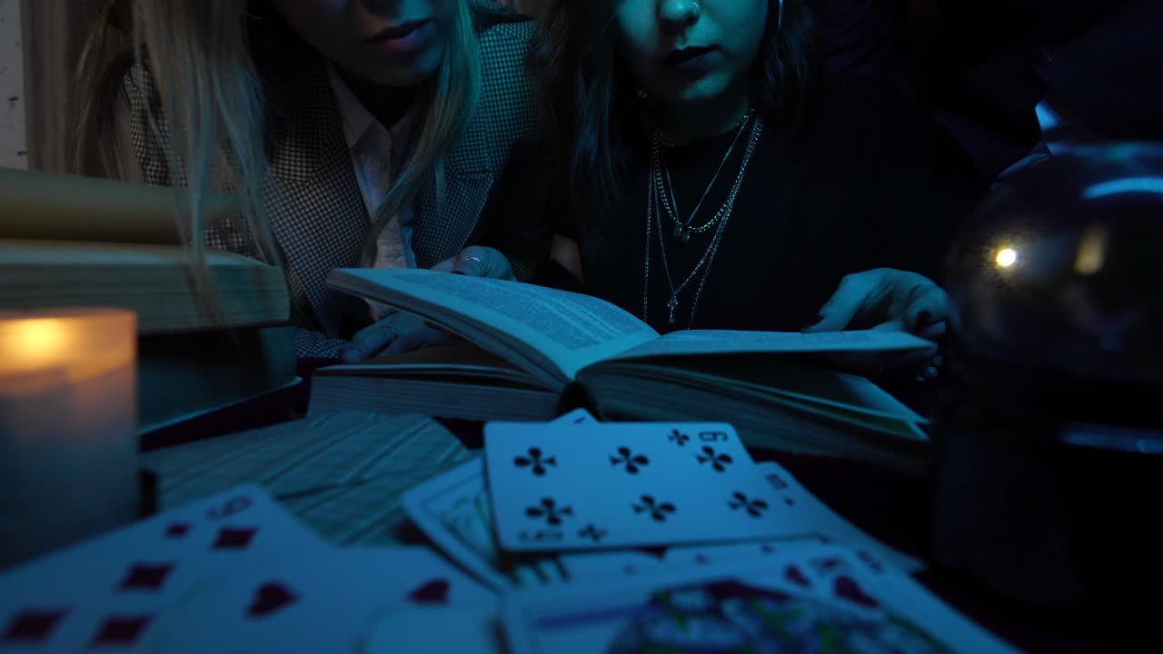 dos mujeres leyendo cartas de tarot y bola de cristal