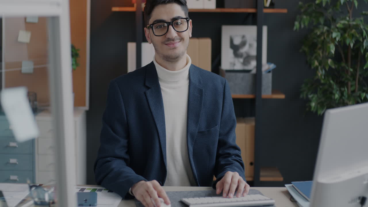 empresario trabajando en la oficina moderna