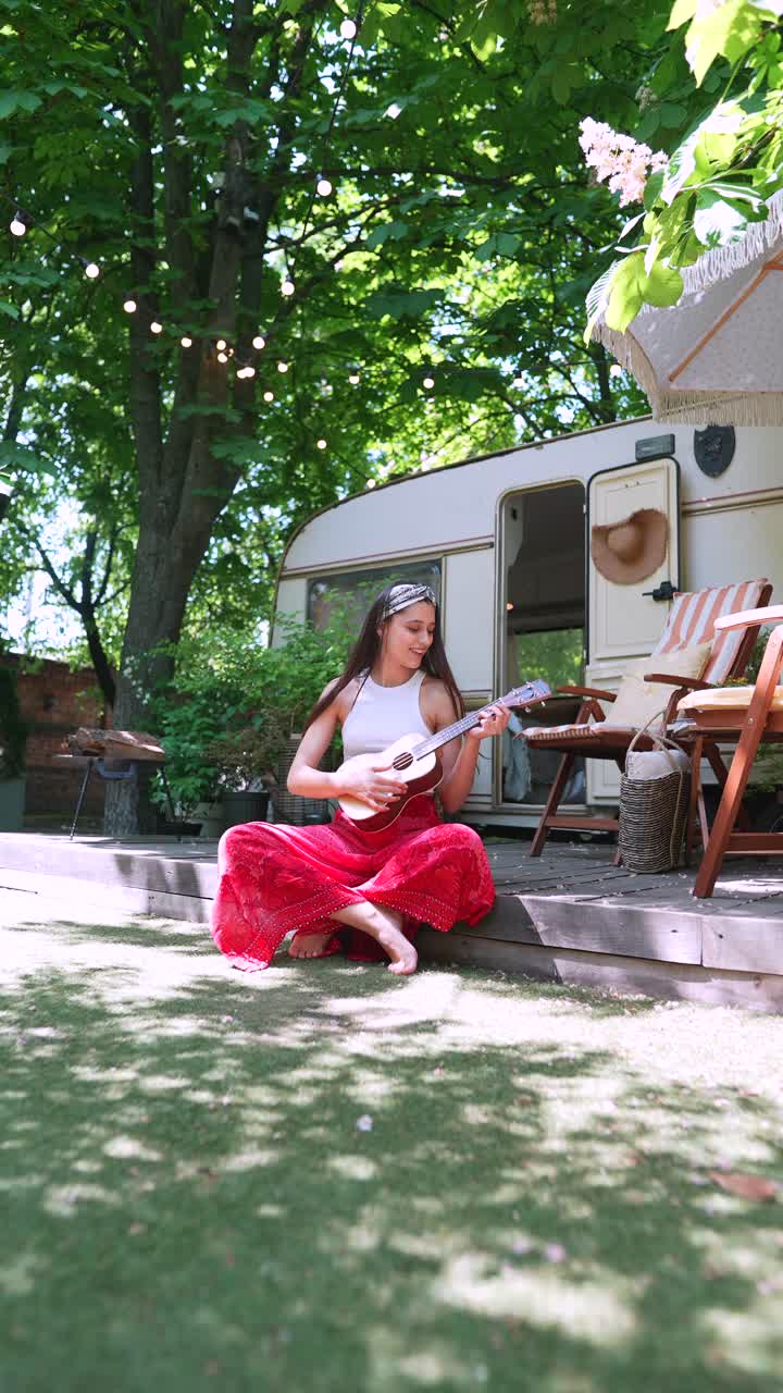 Donna che suona l'ukulele all'aperto