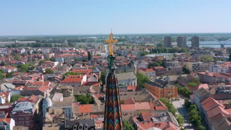 aguja del nombre de la iglesia de maría y la hermosa ciudad de novi sad, vojvodina, serbia - toma aérea de drones