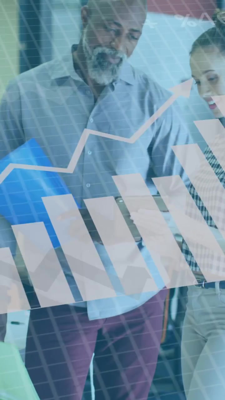 Animación del procesamiento de datos financieros sobre diversas personas de negocios en la oficina