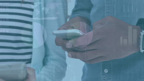 animación del procesamiento de datos financieros sobre personas de negocios que usan teléfonos inteligentes y tabletas