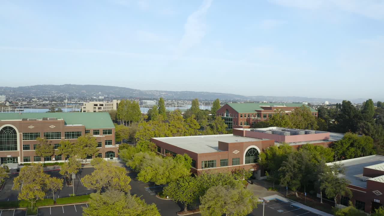 un gran centro de negocios pasa por debajo de la aeronave a medida que avanza