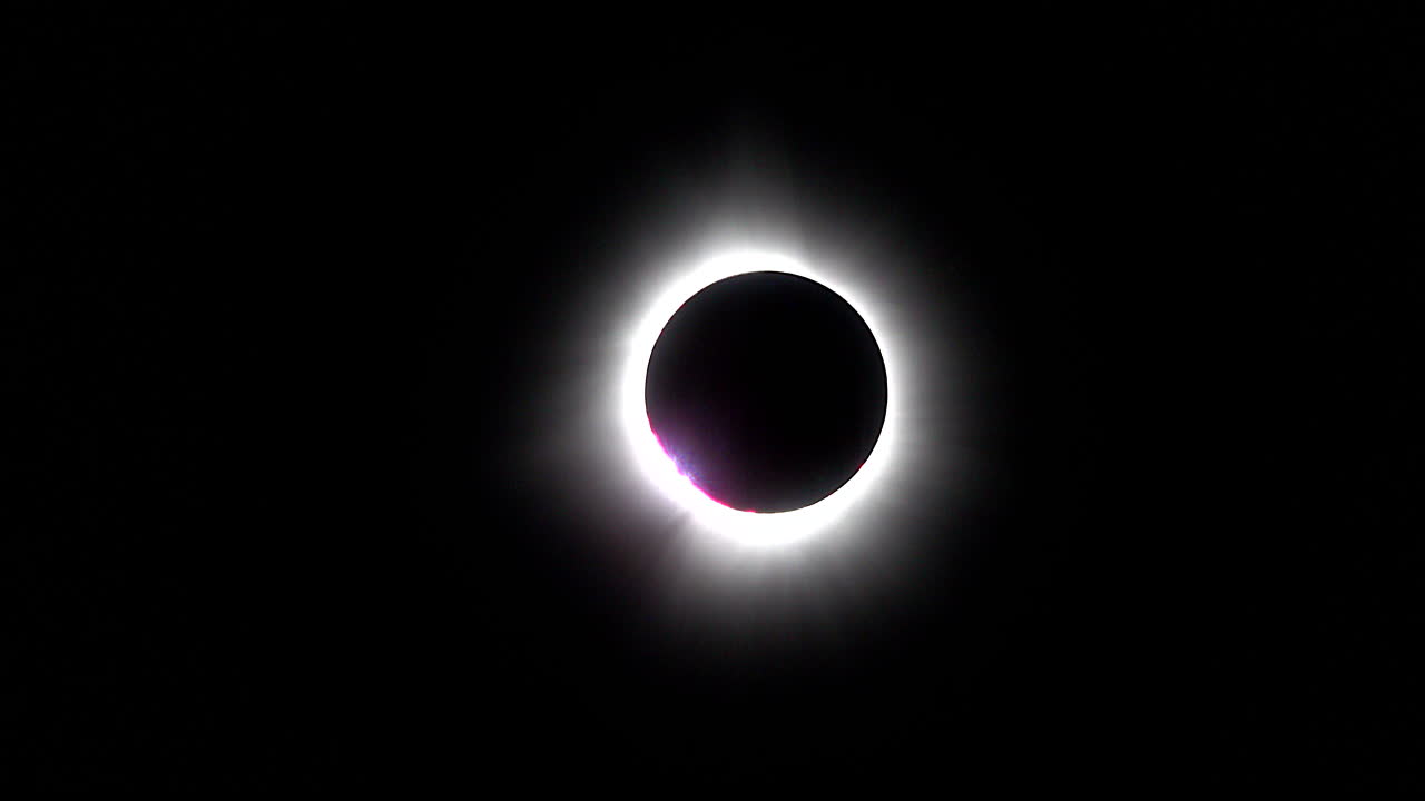 las cuentas de bailey y el efecto del anillo de diamante largo durante el eclipse solar total del 8 de abril de 2024