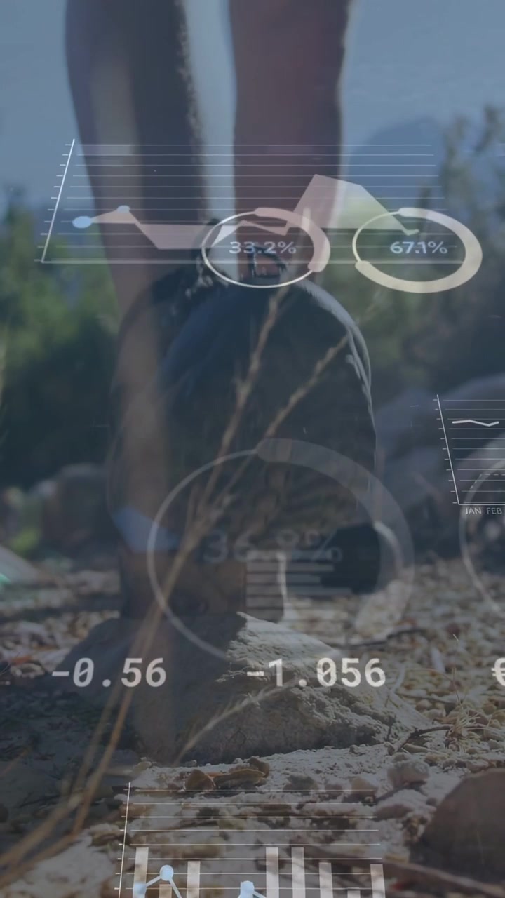 Video verticale: Escursionista uomo che cammina su un sentiero roccioso, con HUD che mostrano barre e monitorano parametri di fitness.