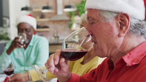 Feliz-Hombre-Mayor-Caucásico-Bebiendo-Vid,-Celebrando-La-Comida-En-Navidad