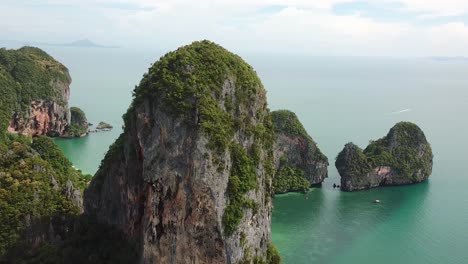 Vista-Aérea-Sobre-Las-Crestas-De-Piedra-Caliza-Y-El-Mar-Tropical-Turquesa