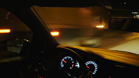 conducción nocturna en la ciudad