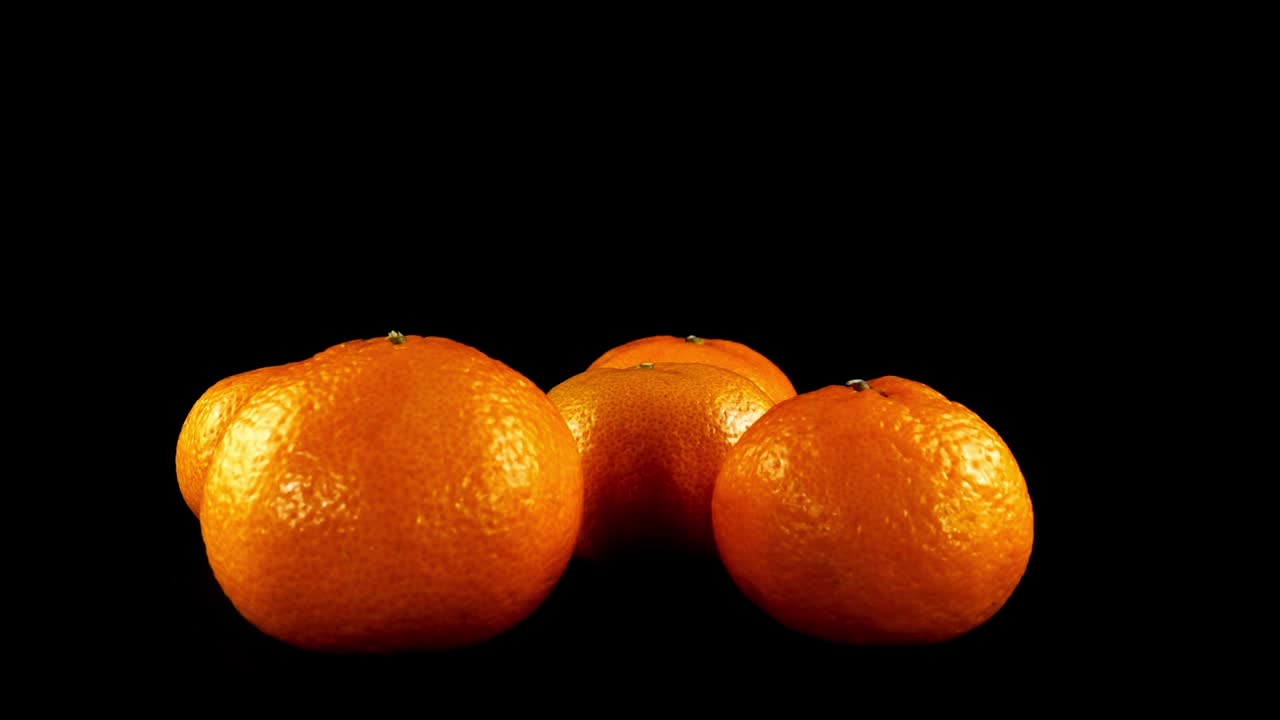 Buah jeruk mandarin di latar belakang hitam