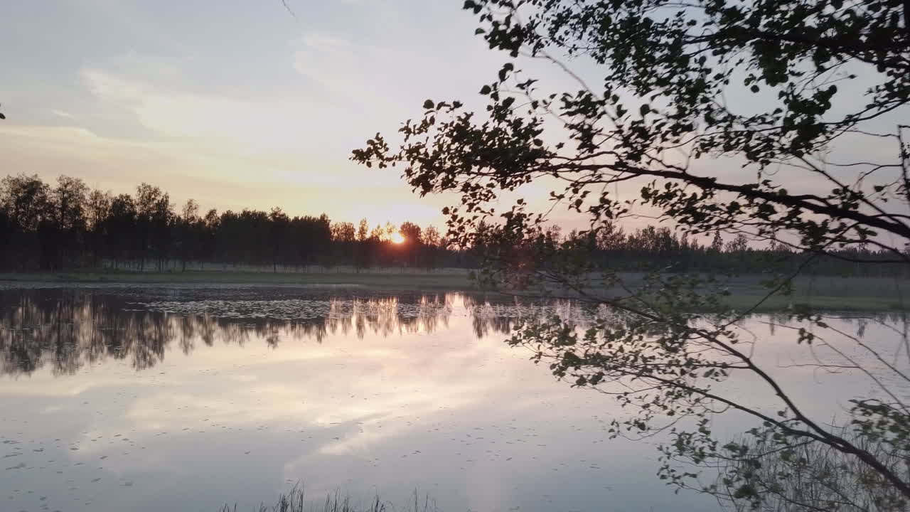 스칸디나비아의 호수에서 석양이 지는 돌리 고요한 여름 밤, 낮은 각도의 드론 샷