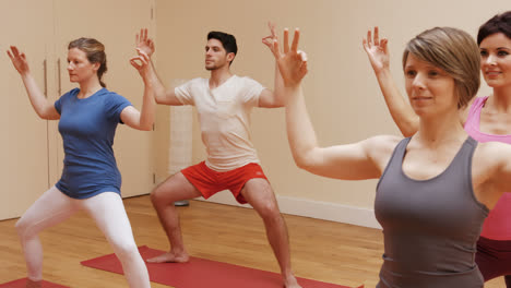 grupo de personas que realizan yoga