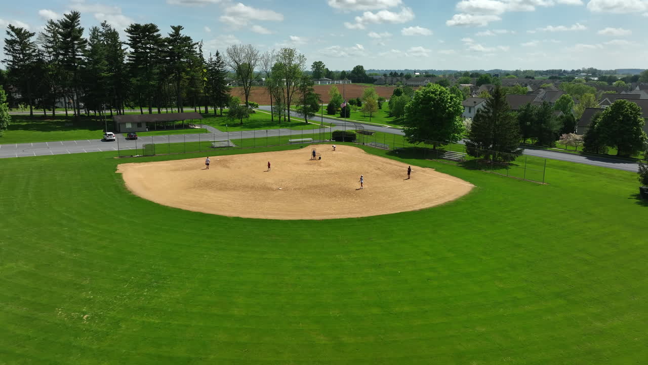 Vista aerea di ragazzi adolescenti che giocano a baseball