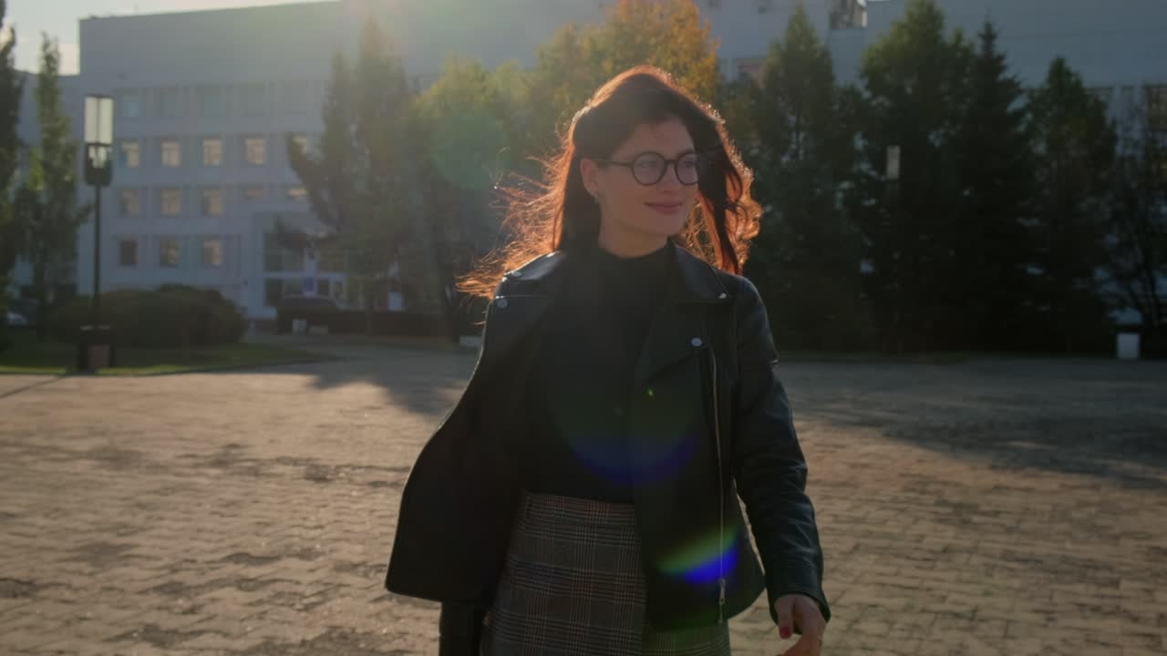 Donna che cammina nel parco della città