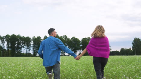 pareja corriendo en el campo