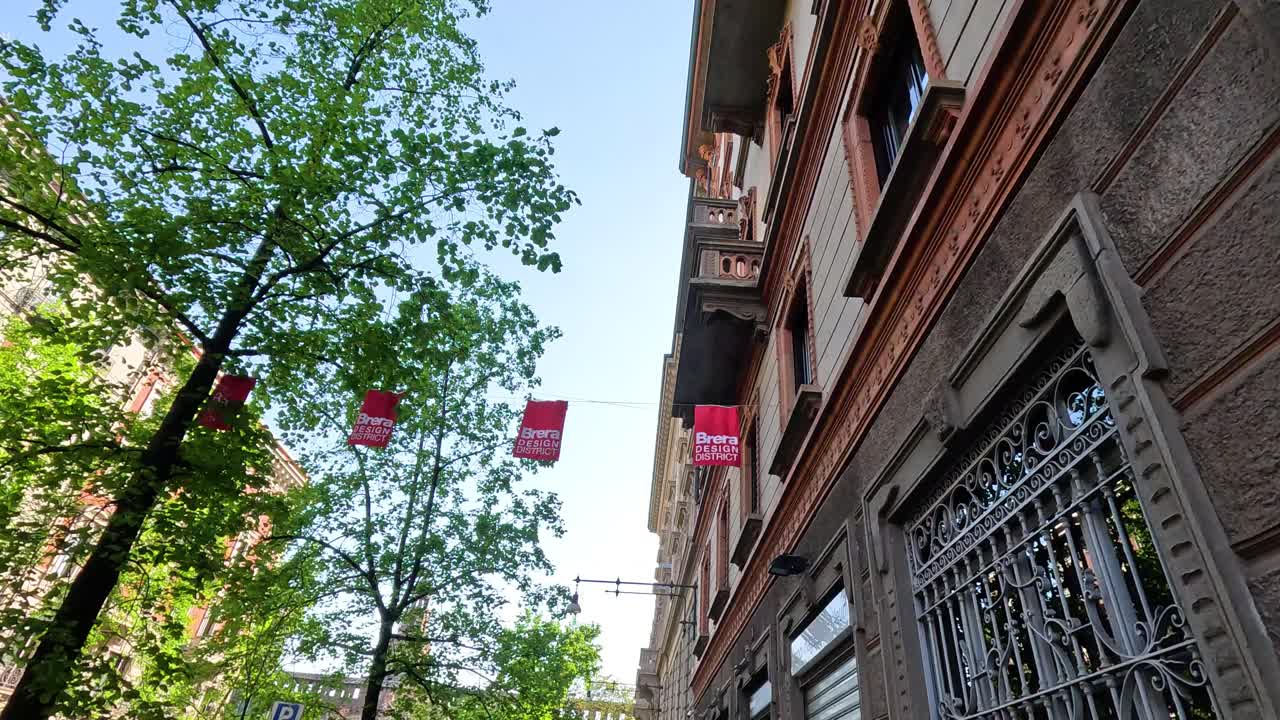 이탈리아 밀라노에 있는 건물들 사이에 매달린 발들