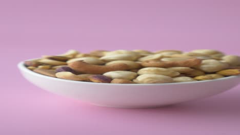 nueces mezcladas en un tazón blanco
